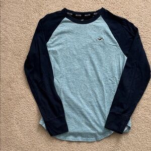 Hollister Men's Blue and Navy Curved Hem Long Sleeve Tee